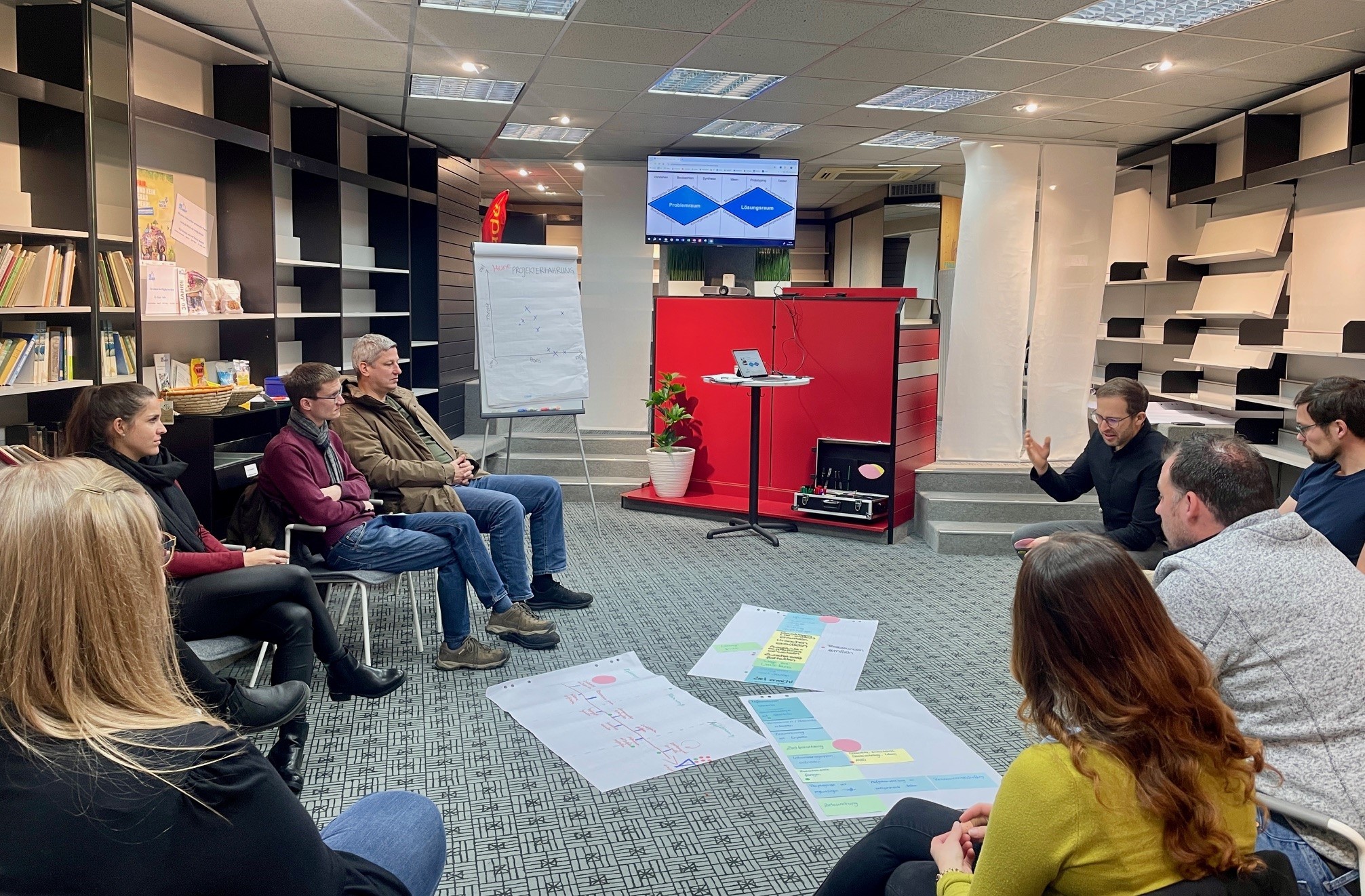 Einige Personen in einer Sitzrunde bei einem Workshop