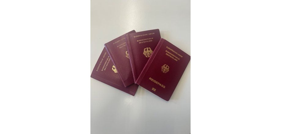 Die Beantragung von Reisepässen wird vermehrt vor den Ferien nachgefragt. Vier Reisepässe nebeneinander