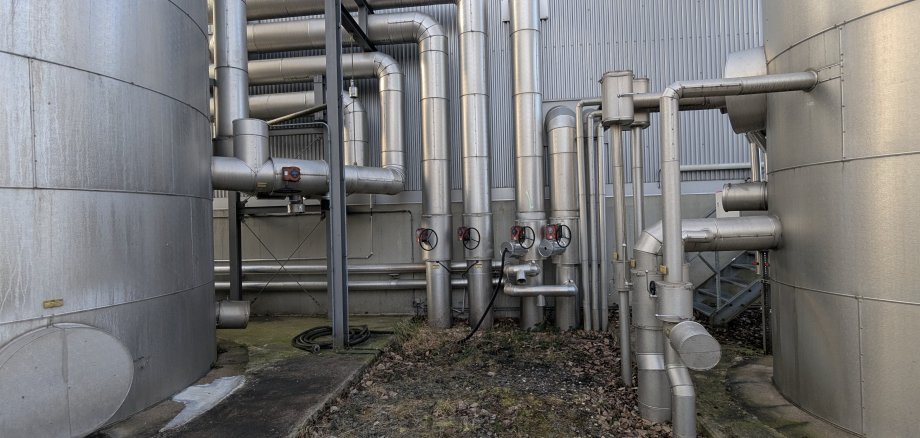 Fernwärmeleitungen an der Wärmeübergabestation der Fernwärme Mayen