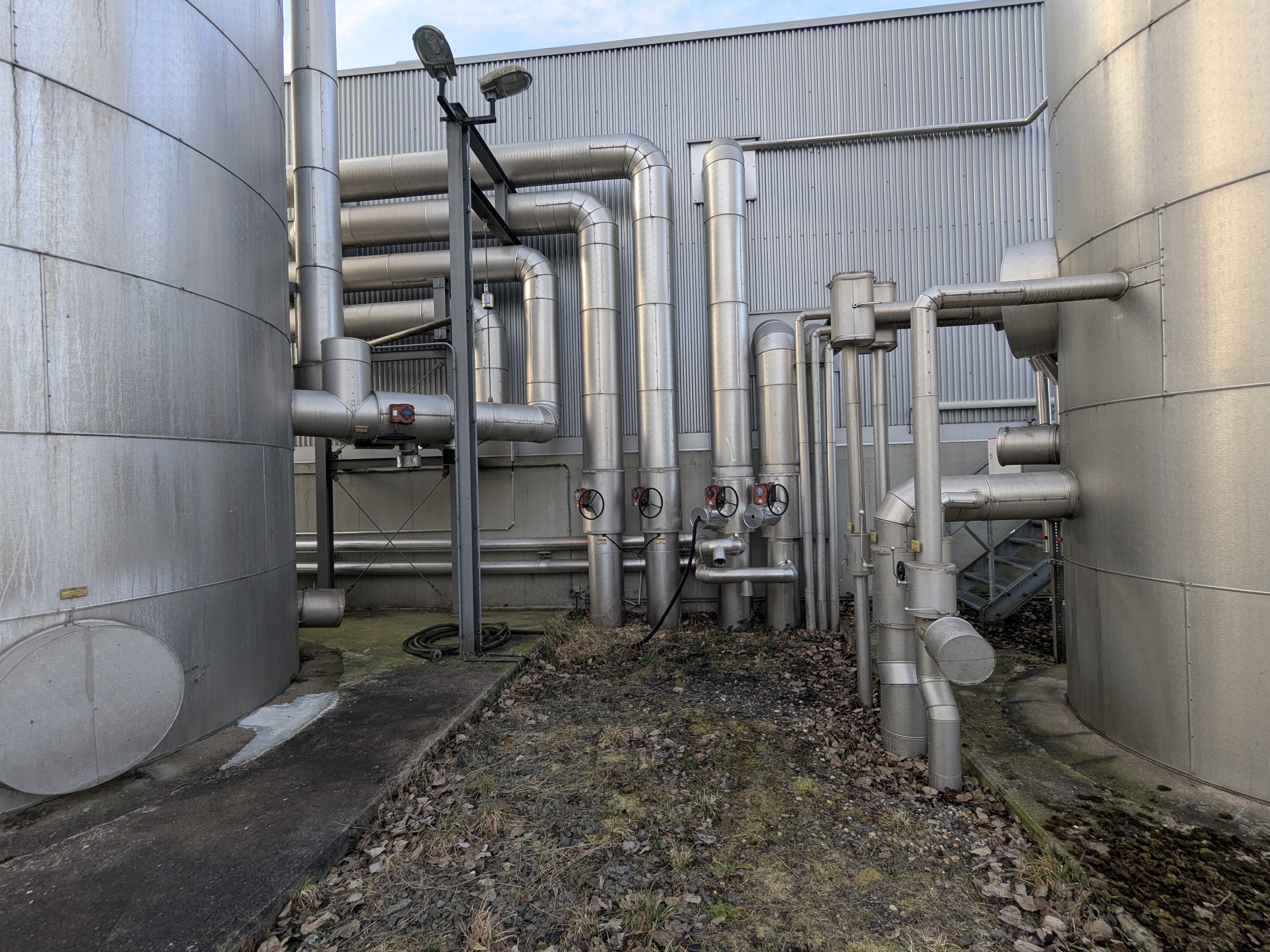 Fernwärmeleitungen an der Wärmeübergabestation der Fernwärme Mayen