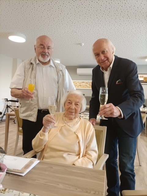 Bürgermeister Bernhard Mauel und Pfarrer Thomas Corsten posieren gemeinsam mit Anna Appel