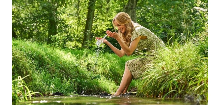 Frau am Wasser