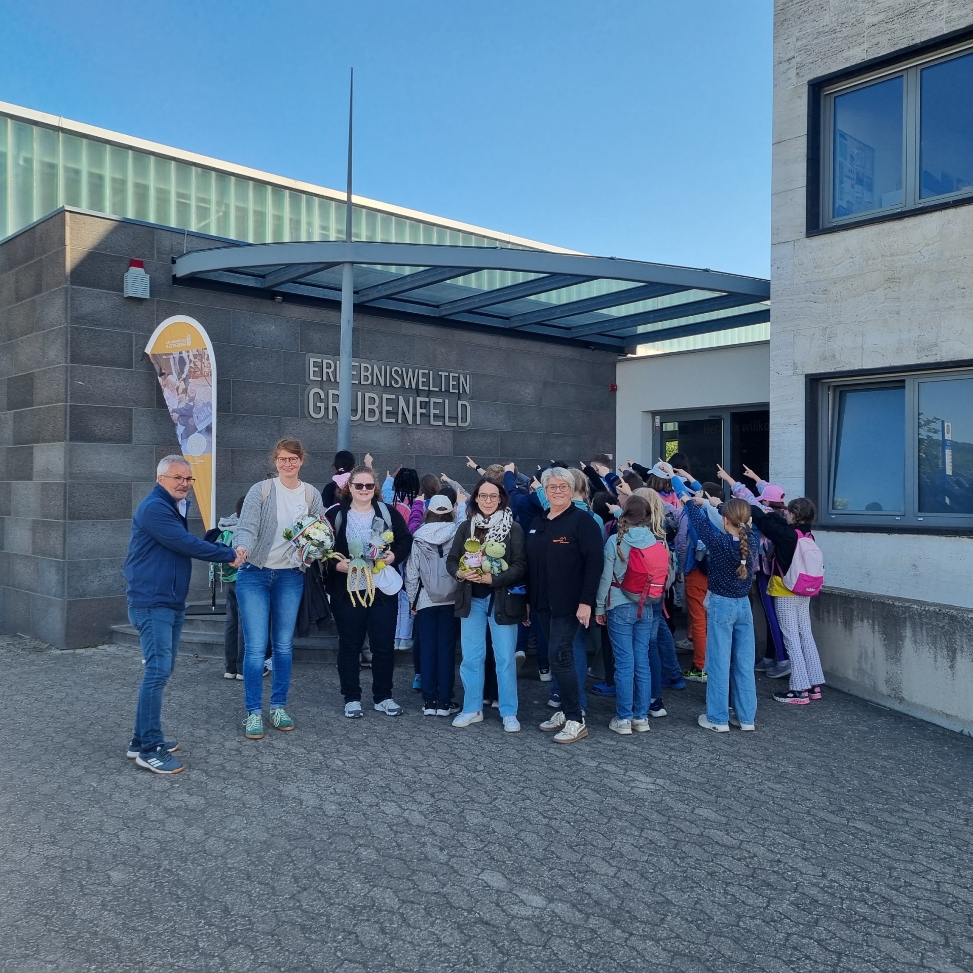 Schülerschaft der Sebastian-Schule Roisdorf bei der Ehrung zum 100.000 Besucher Menschengruppe vor dem Museum