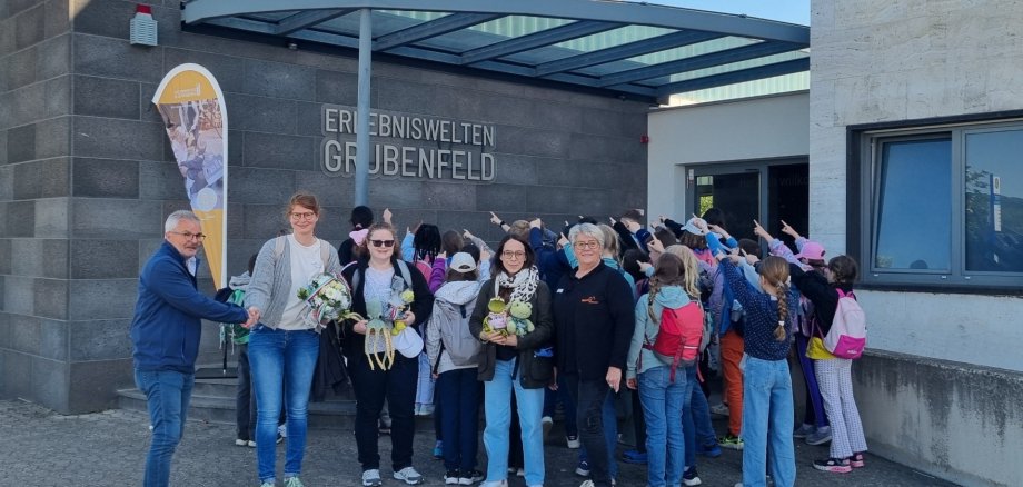 Menschengruppe vor dem Museum