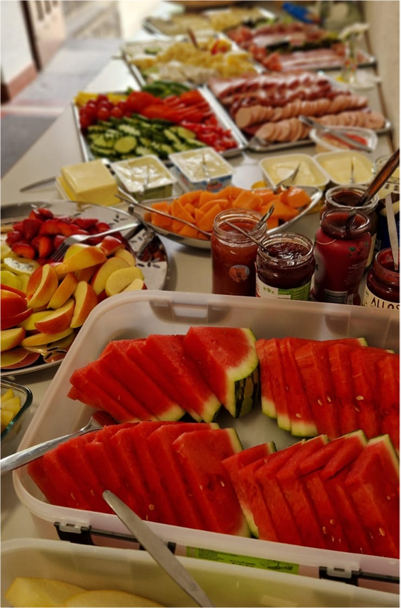 Großes Frühstücksbuffet mit großer Auswahl