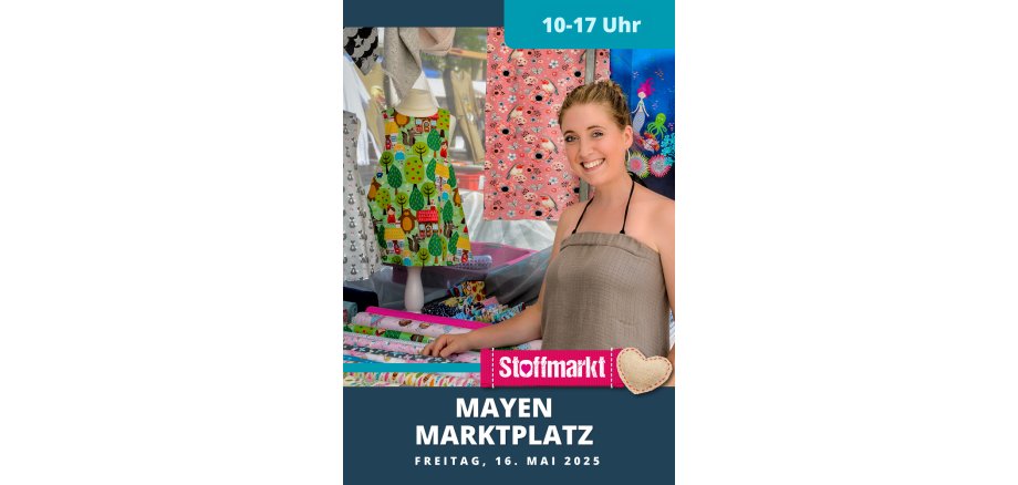 Frau steht vor vielen bunten Stoffen