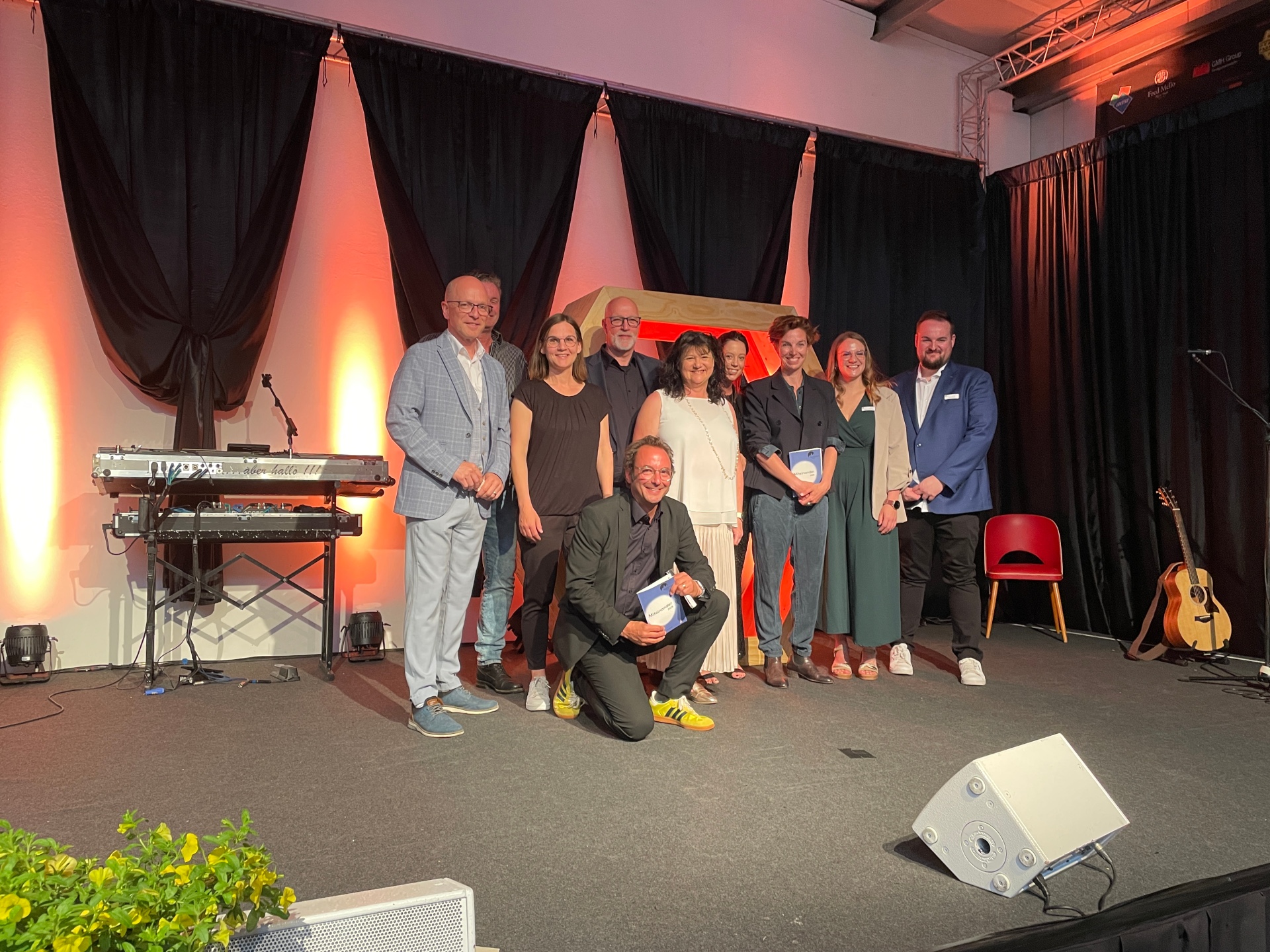 Eine Gruppe von Personen auf der Bühne