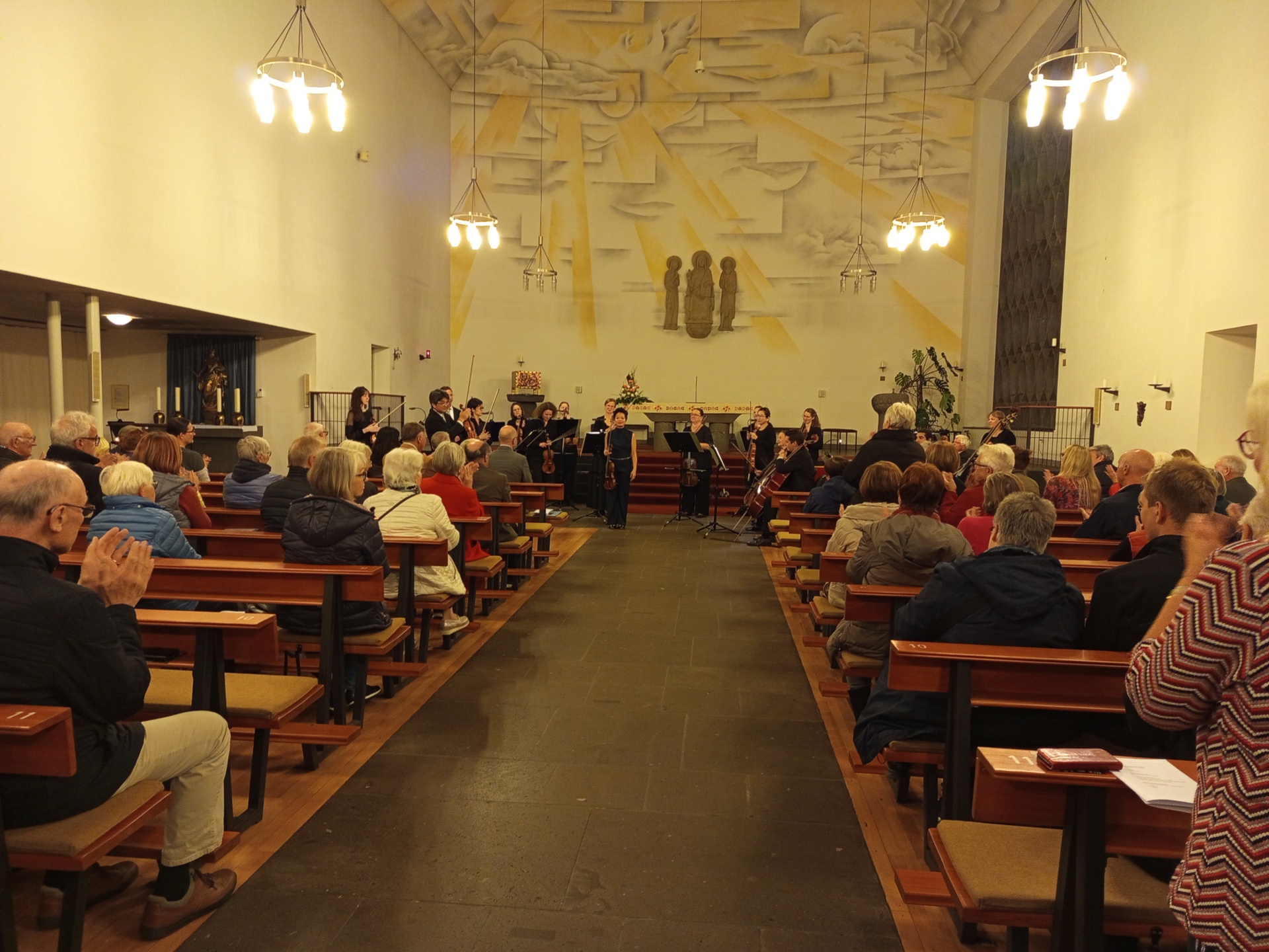 Zuschauer in einer Kirche verfolgen das Konzert