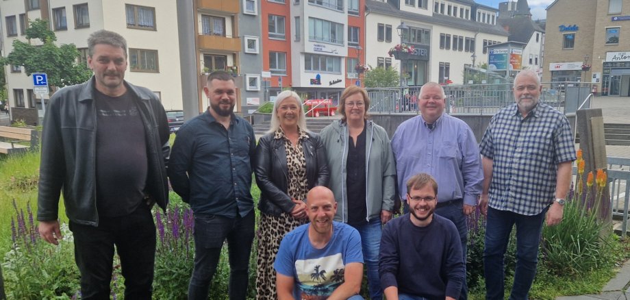 Der neue Personalrat posiert gemeinsam auf der Wiese vor der Stadtverwaltung.