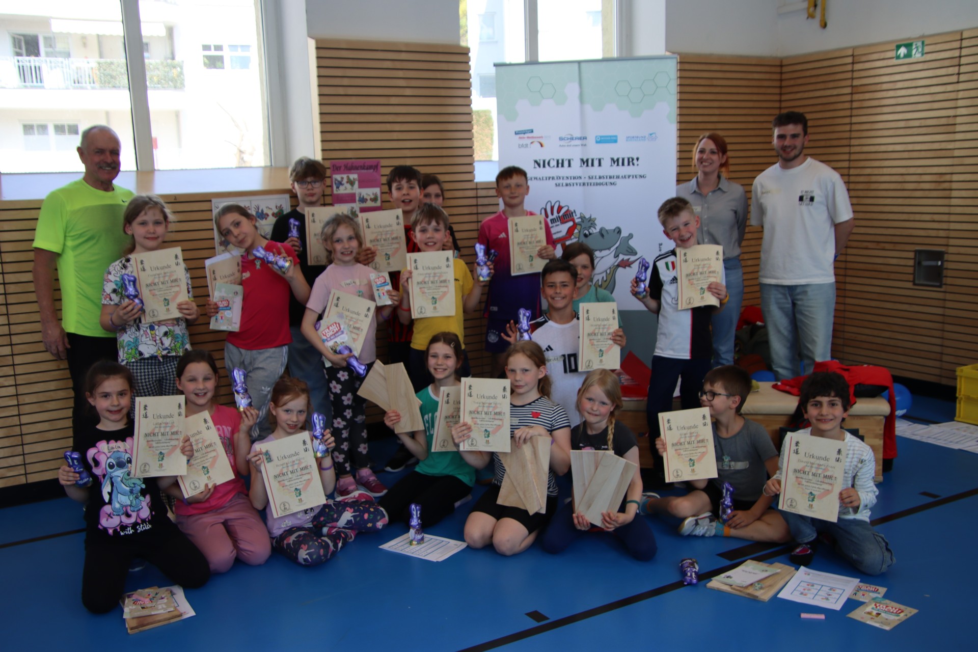 Viele Kinder posieren gemeinsam mit ihren Urkunden.