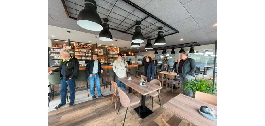 Mehrere Menschen in einer Gastronomie