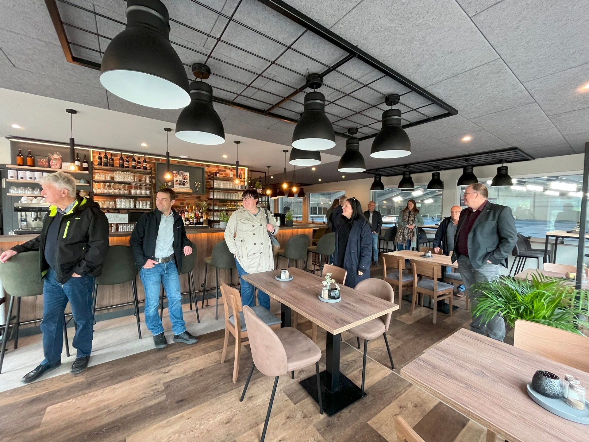 Mehrere Menschen in einer Gastronomie