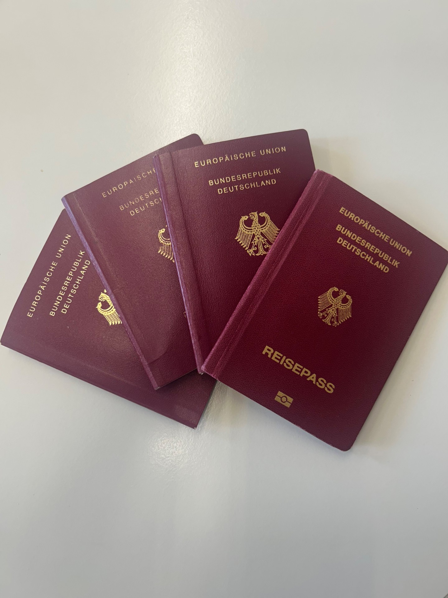Drei Reisepässe liegen zusammen auf einem Tisch