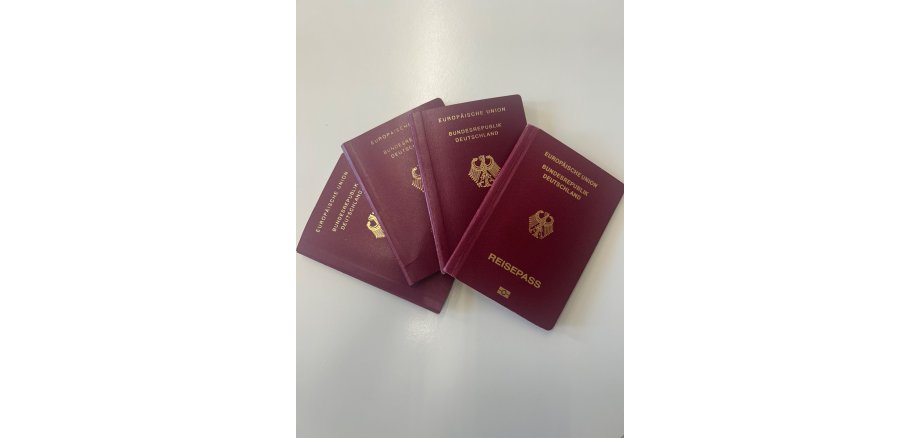 Drei Reisepässe liegen zusammen auf einem Tisch