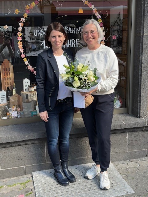 Zwei Frauen vor Schaufenster