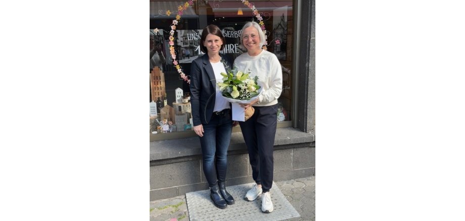 Zwei Frauen vor Schaufenster
