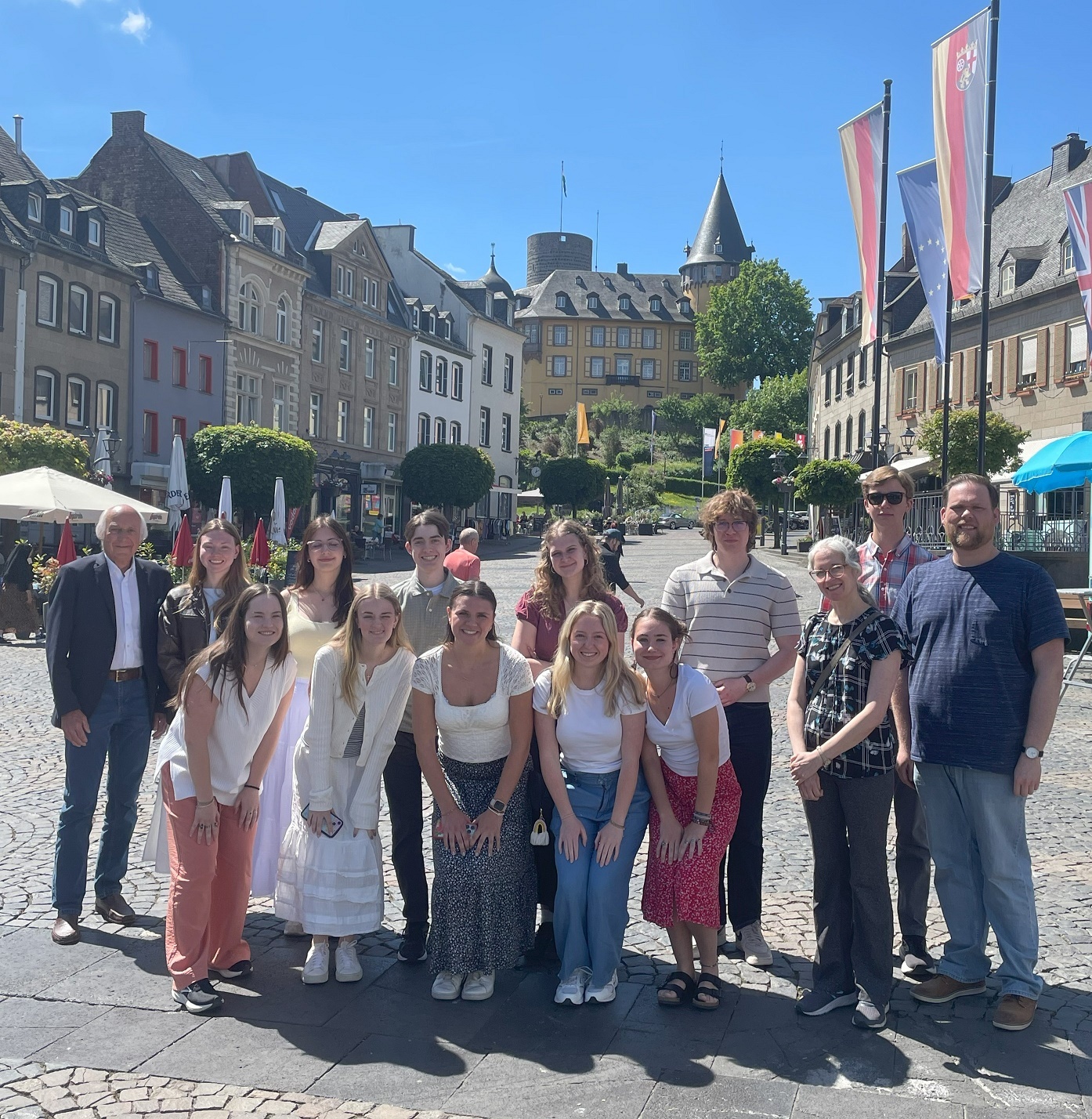 Die Studenten posieren gemeinsam mit Bürgermeister Mauel auf dem Marktplatz vor der Burg