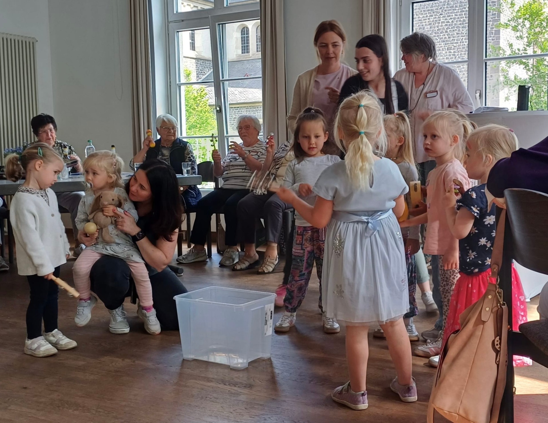 Viele Menschen schauen bei der Tanzaufführung zu.