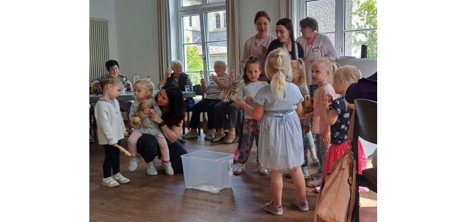 Viele Menschen schauen bei der Tanzaufführung zu.