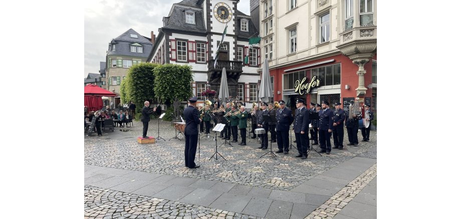 Viele Schützen vor dem alten Rathaus in Mayen