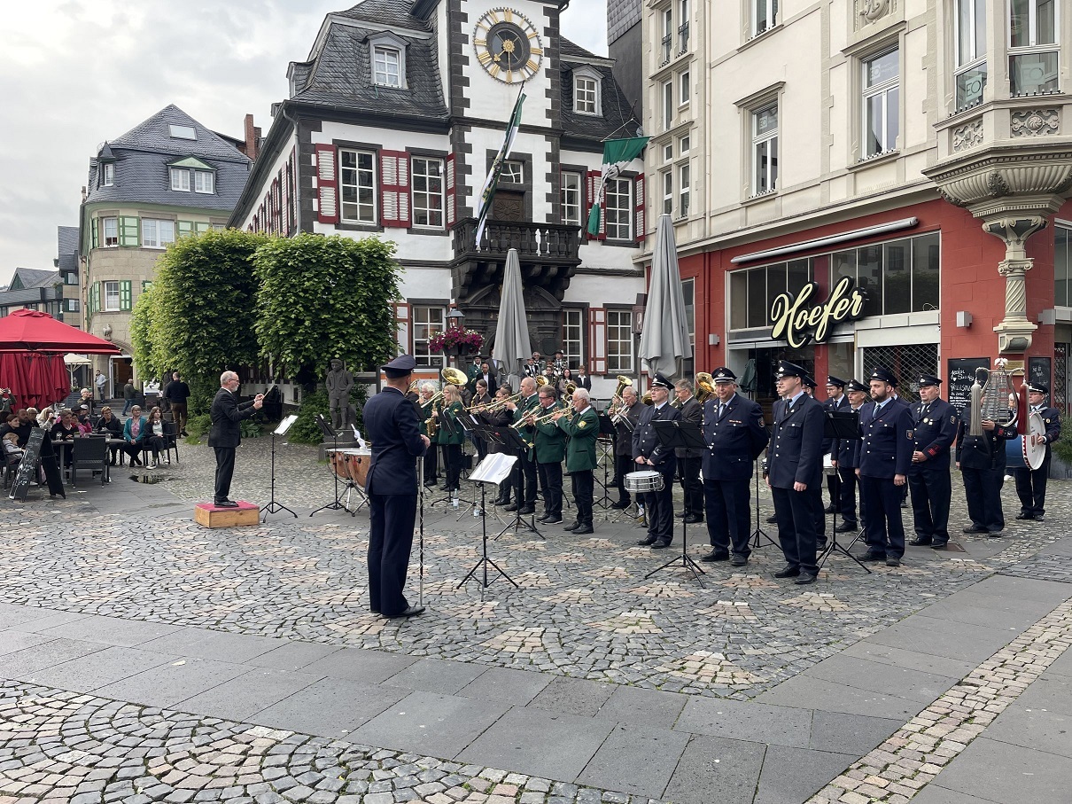 Viele Schützen vor dem alten Rathaus in Mayen