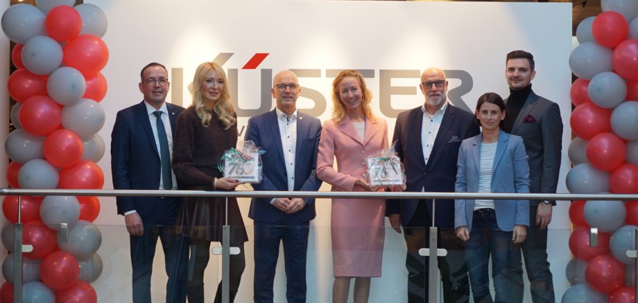 v.l.n.r.: Markus Schmitt, Katja Küster-Schmitt, Oberbürgermeister Dirk Meid, Dr. Isabella Göbel, Uwe Hoffmann, Christina Wolff, Jonas Bretschneider Einige Personen vor dem Firmenlogo Küster mit Ballons