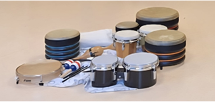 Verschiedene Instrumente auf einem Platz