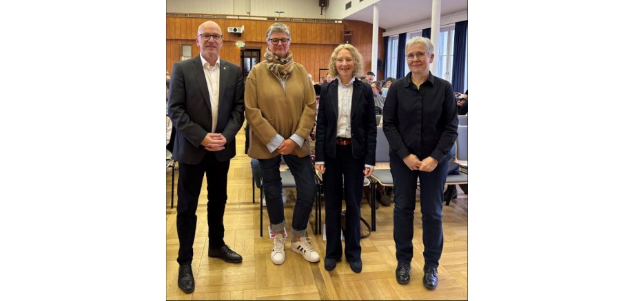 Oberbürgermeister Dirk Meid, Leitung der Wald-KiTa Roswitha Raumer, Dr. Monika Burzik - Leiterin Kreismusikschule Mayen-Koblenz und Hildegard Hau-Strehle – Musikschullehrerin und Zweigstellenleiterin von Mayen der Kreismusikschule Mayen-Koblenz stehen gemeinsam nebeneinander im Sitzungssaal der Stadtverwaltung
