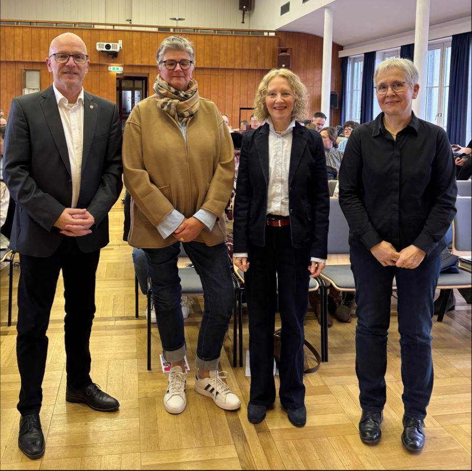 Oberbürgermeister Dirk Meid, Leitung der Wald-KiTa Roswitha Raumer, Dr. Monika Burzik - Leiterin Kreismusikschule Mayen-Koblenz und Hildegard Hau-Strehle – Musikschullehrerin und Zweigstellenleiterin von Mayen der Kreismusikschule Mayen-Koblenz stehen gemeinsam nebeneinander im Sitzungssaal der Stadtverwaltung