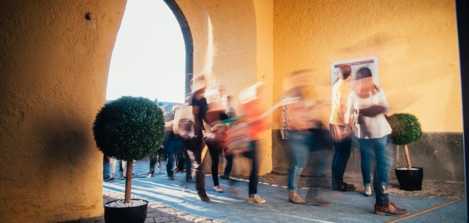 Menschen betreten die Genovevaburg