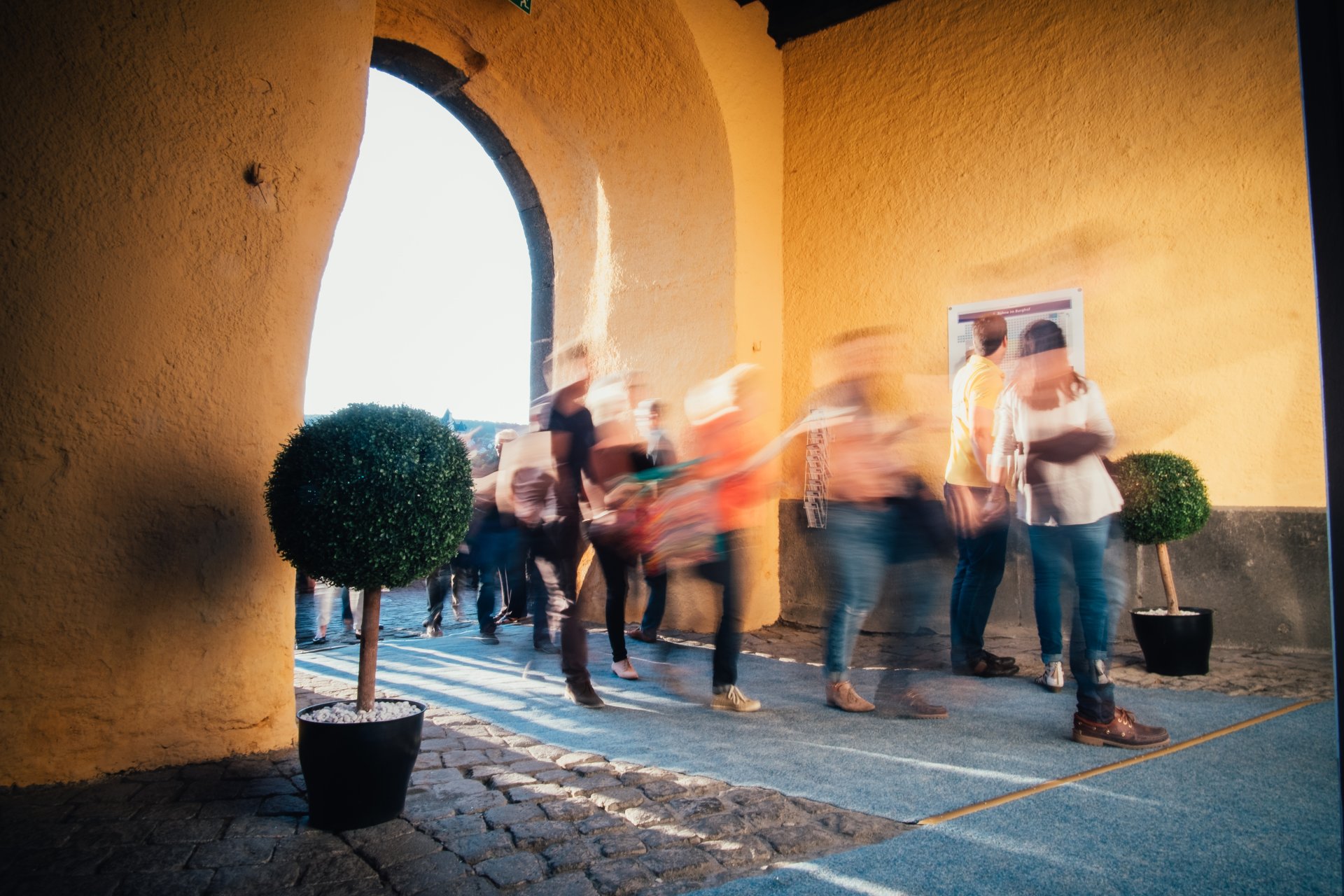 Menschen betreten die Genovevaburg