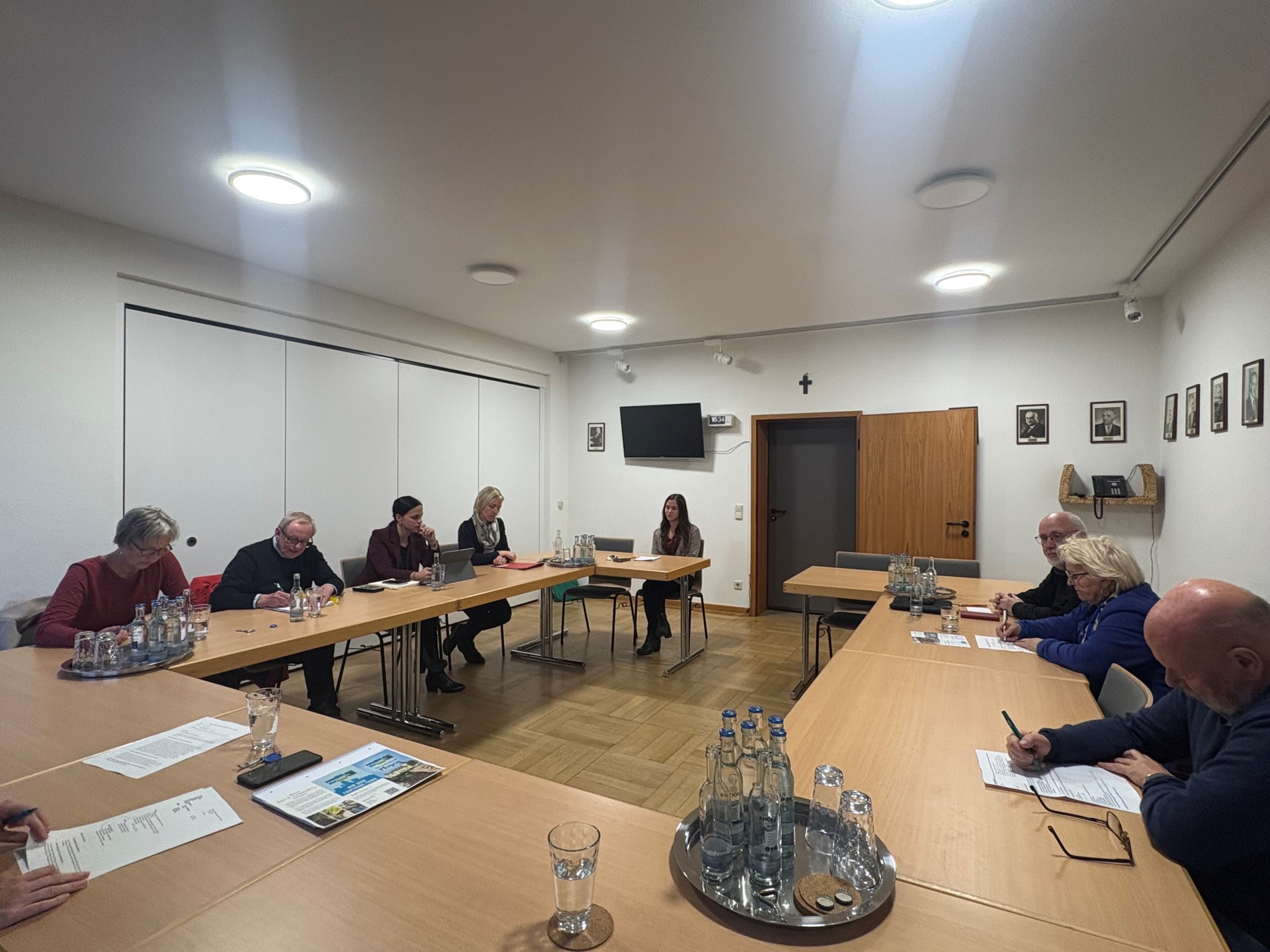 Mehrere Personen sitzen im Besprechungsraum