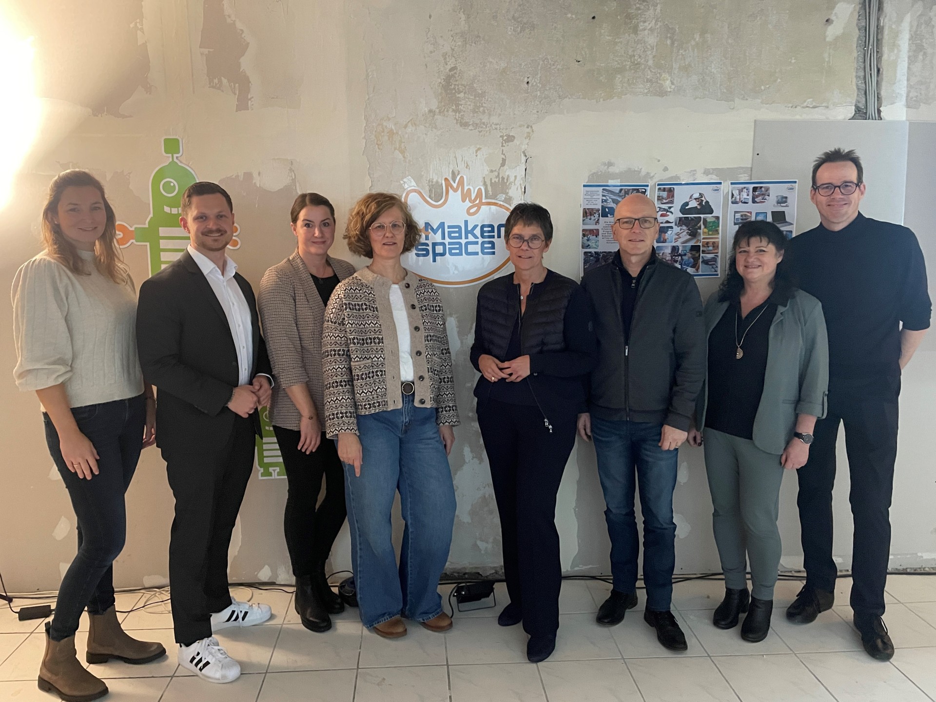 v.l.n.r.: Mareike Franzen (KVMYK, Projekt Smart Cities), Tobias Querbach (Chief Digital Officer, KVMYK), Milena Ellner (FBS, Leitung Makerspace), Iris Emmerich (Geschäftsführung FBS Mayen), Staatssekretärin Petra Dick-Walther, Ministerium für Wirtschaft, Verkehr, Landwirtschaft und Weinbau (Mainz), Oberbürgermeister Dirk Meid (Stadt Mayen), Dagmar Luxem (Bereichsleitung Wirtschaft und Kultur, Stadt Mayen), Dr. Christian Grieshaber (Stadt Mayen, Leitung RegioHub)