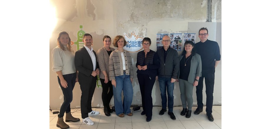 v.l.n.r.: Mareike Franzen (KVMYK, Projekt Smart Cities), Tobias Querbach (Chief Digital Officer, KVMYK), Milena Ellner (FBS, Leitung Makerspace), Iris Emmerich (Geschäftsführung FBS Mayen), Staatssekretärin Petra Dick-Walther, Ministerium für Wirtschaft, Verkehr, Landwirtschaft und Weinbau (Mainz), Oberbürgermeister Dirk Meid (Stadt Mayen), Dagmar Luxem (Bereichsleitung Wirtschaft und Kultur, Stadt Mayen), Dr. Christian Grieshaber (Stadt Mayen, Leitung RegioHub)