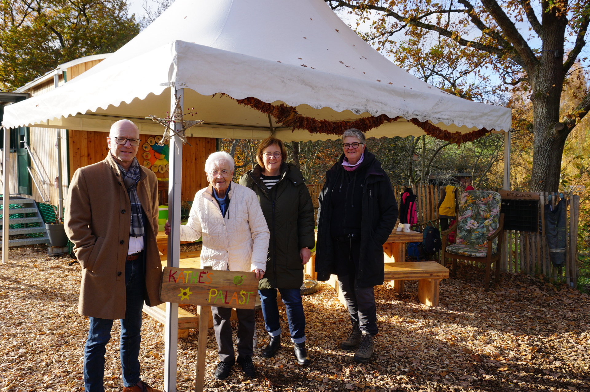 Oberbürgermeister Dirk Meid, Käthe Eisenbürger, Sandra Dietrich-Fuchs, Rosi Raumer stehen draußen unter einem Pavillon