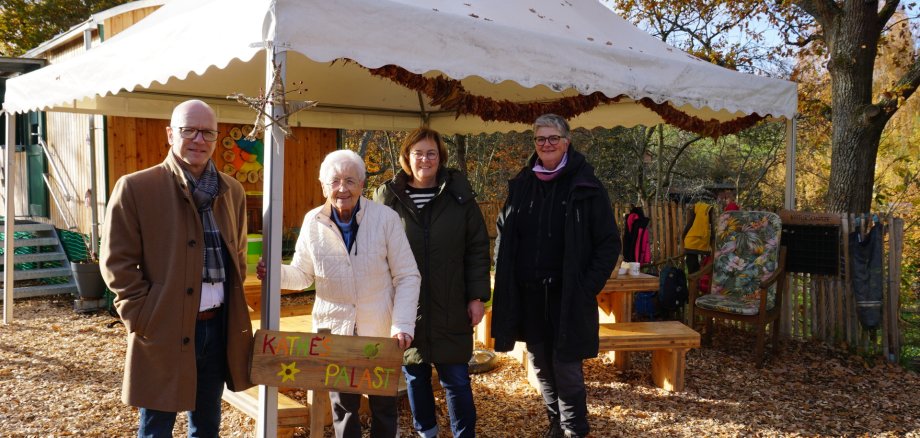 v.l.n.r.: Oberbürgermeister Dirk Meid, Käthe Eisenbürger, Sandra Dietrich-Fuchs, Rosi Raumer Oberbürgermeister Dirk Meid, Käthe Eisenbürger, Sandra Dietrich-Fuchs, Rosi Raumer stehen draußen unter einem Pavillon