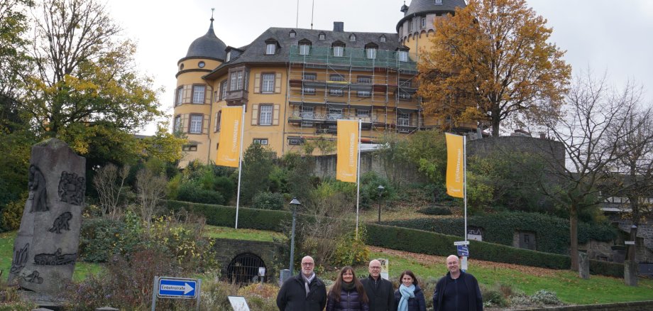 Fachbereichsleiter Uwe Hoffmann, Ayla Rozera, Oberbürgermeister Dirk Meid, Christina Wolff, Dr. Wolfgang Schlags Fünf Personen vor der Genovevaburg