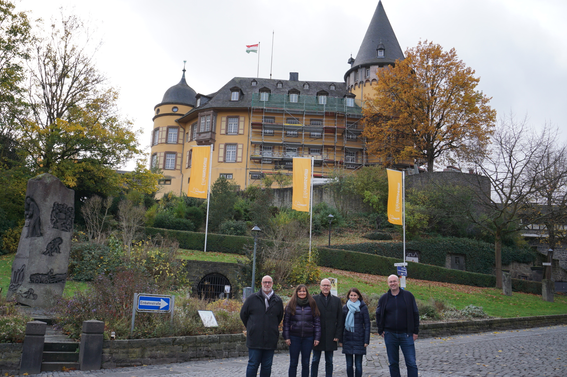 Fünf Personen vor der Genovevaburg