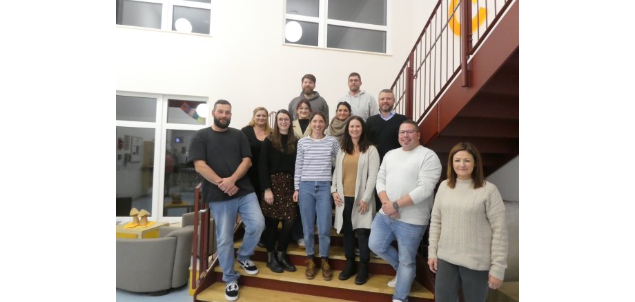 (von oben nach unten): Jean-Luca Kellers, Maro Voppmann, Kristina Schild, Mirjam Bauer, Michael Lier, Philipp Wetzlar, Carina Haupt, Jana Schüller, Veronika Schäfer, Julia Blang, Marc Widerstein, (fehlend Laura Driesch, Florian Bous) KiTa Leitung Christiane Müller-Grün