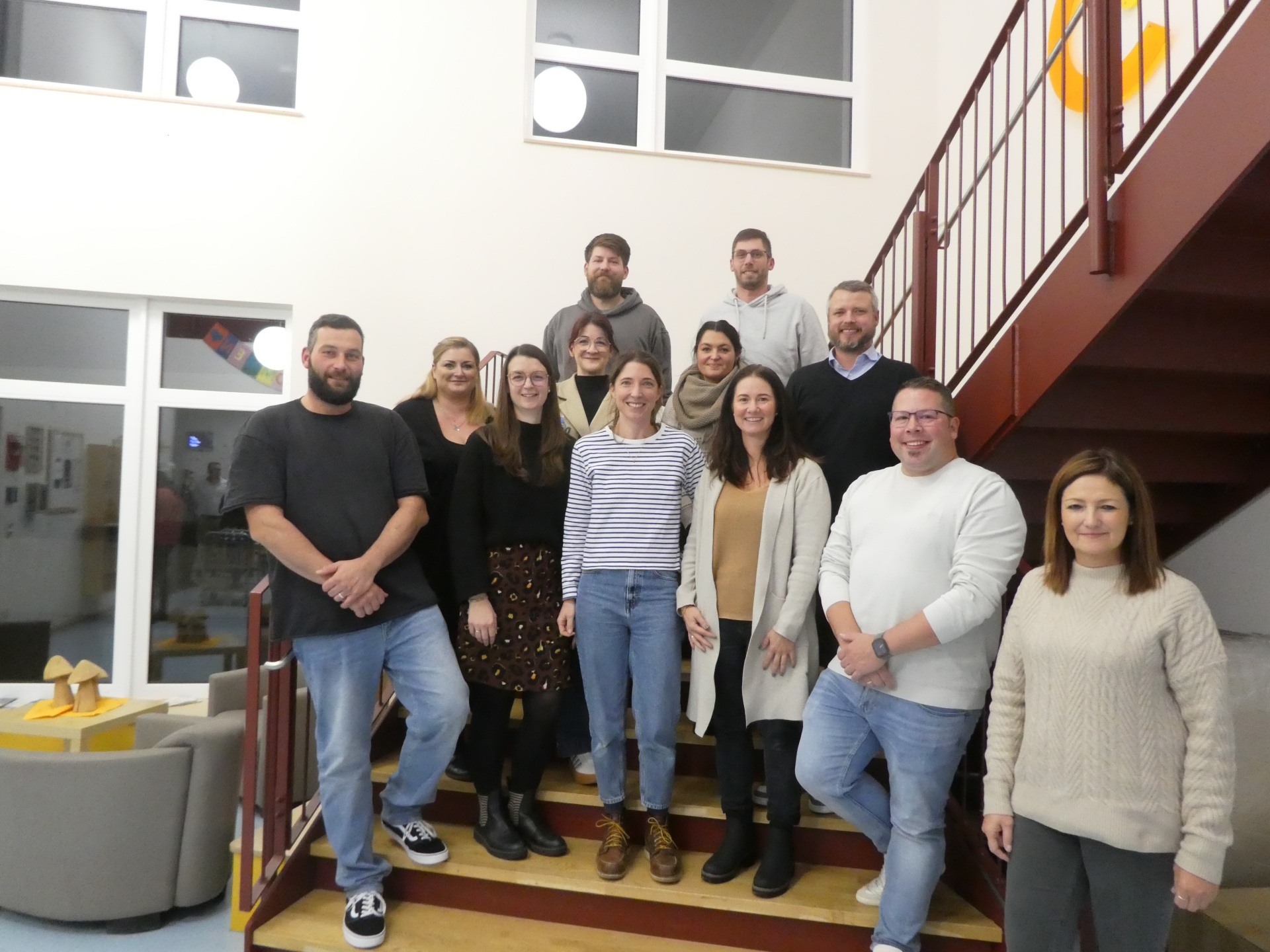 (von oben nach unten): Jean-Luca Kellers, Maro Voppmann, Kristina Schild, Mirjam Bauer, Michael Lier, Philipp Wetzlar, Carina Haupt, Jana Schüller, Veronika Schäfer, Julia Blang, Marc Widerstein, (fehlend Laura Driesch, Florian Bous) KiTa Leitung Christiane Müller-Grün