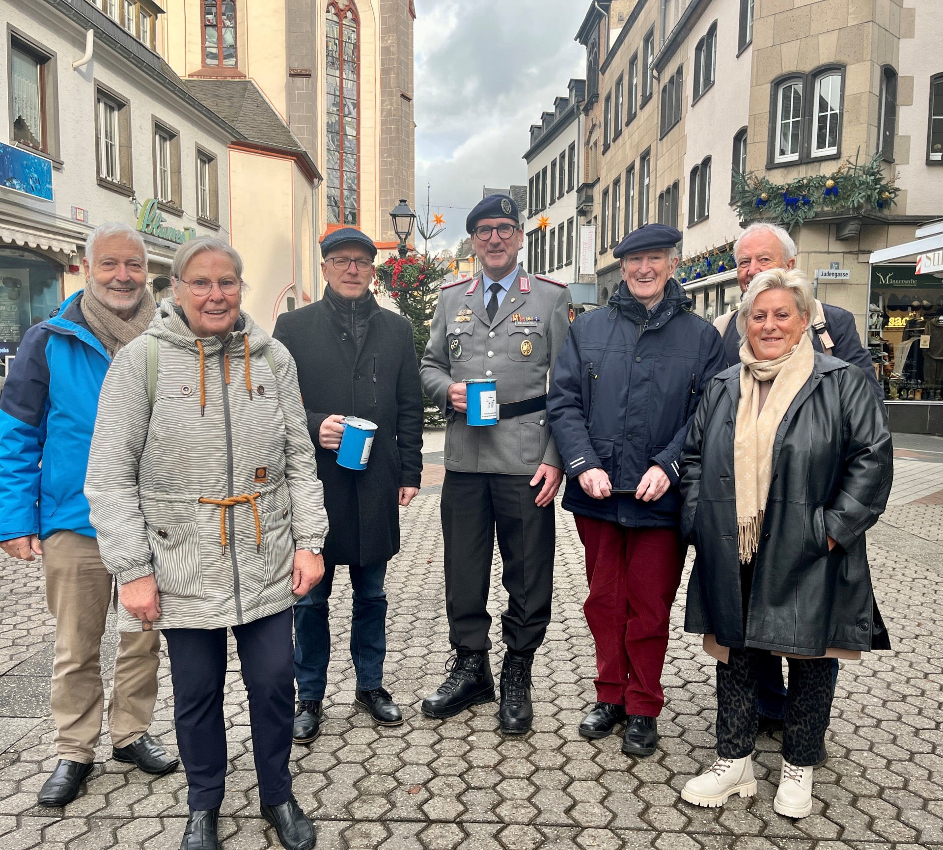 Sieben Menschen stehen gemeinsam in der Markstraße um Spenden zu sammeln.