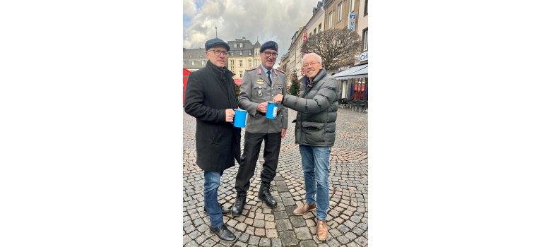 Oberbürgermeister Dirk Meid, Oberst Dr. Ferdi Akaltin und Gerd Porz während der diesjährigen Haus- und Straßensammlung Oberbürgermeister Dirk Meid, Oberst Dr. Ferdi Akaltin und Gerd Porz stehen gemeinsam auf dem Marktplatz und haben Spendendosen in der Hand