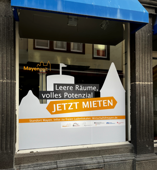 Schaufenster eines Leestands mit Beklebung