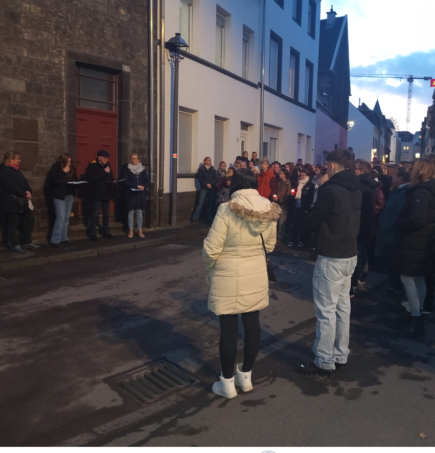 Viele Menschen auf der Straße bei Nacht