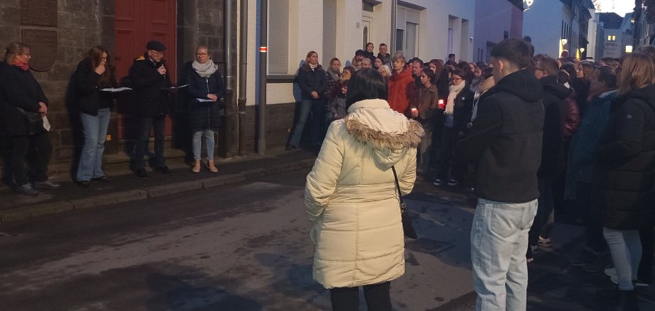 Viele Menschen nahmen am Schweigeweg teil Viele Menschen auf der Straße bei Nacht