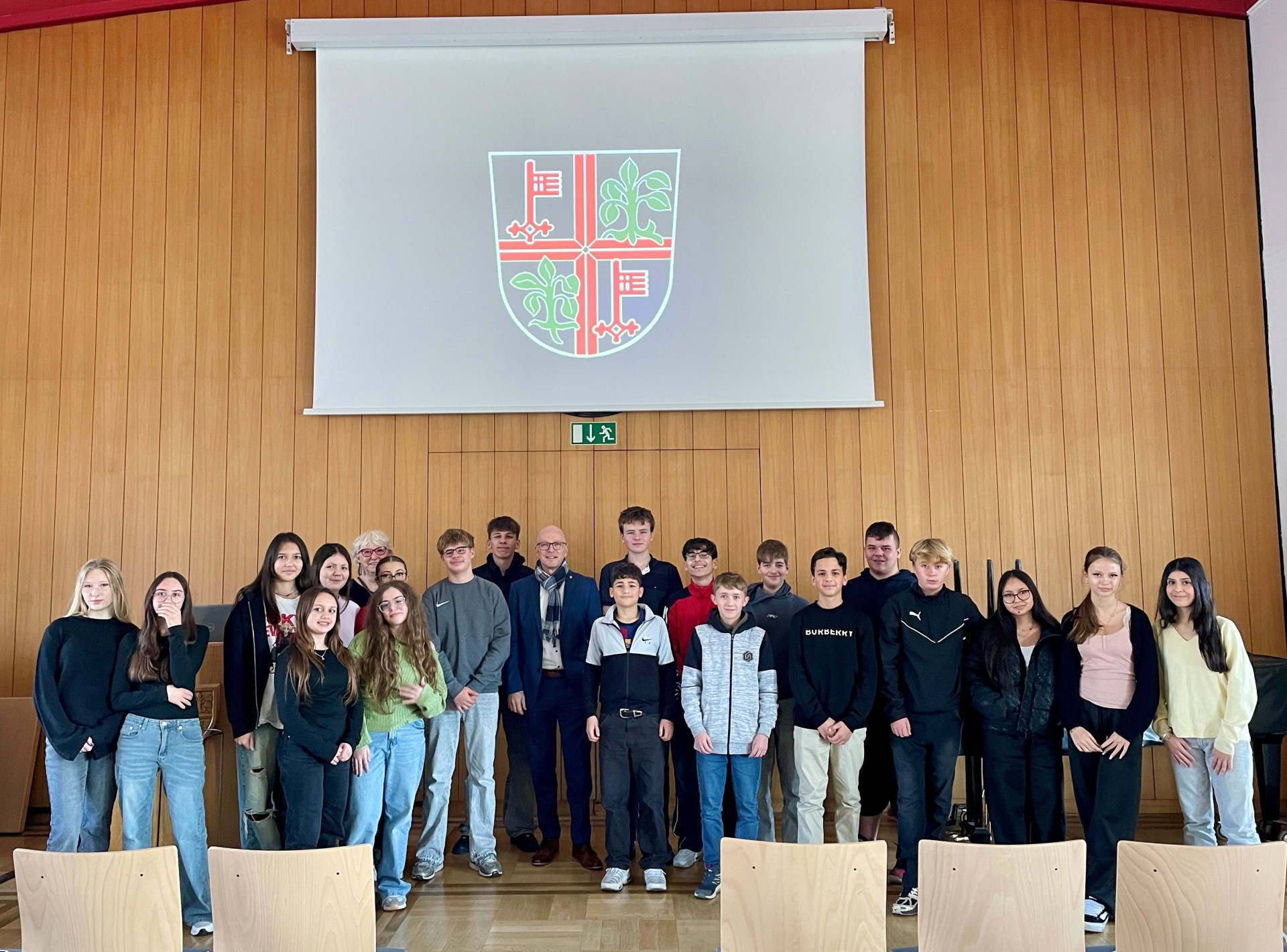 Eine Gruppe von Schülerinnen und Schülern im Sitzungssaal des Rathauses