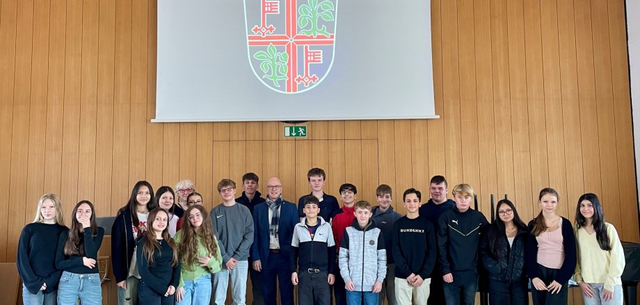 Schülerinnen und Schüler der Albert-Schweitzer Realschule Plus erhielten umfangreiche Einblicke in die tägliche Arbeit der Verwaltung Eine Gruppe von Schülerinnen und Schülern im Sitzungssaal des Rathauses