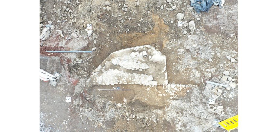 Drohnenaufnahme des Befundes - Halbturm mit anschließender Stadtmauer