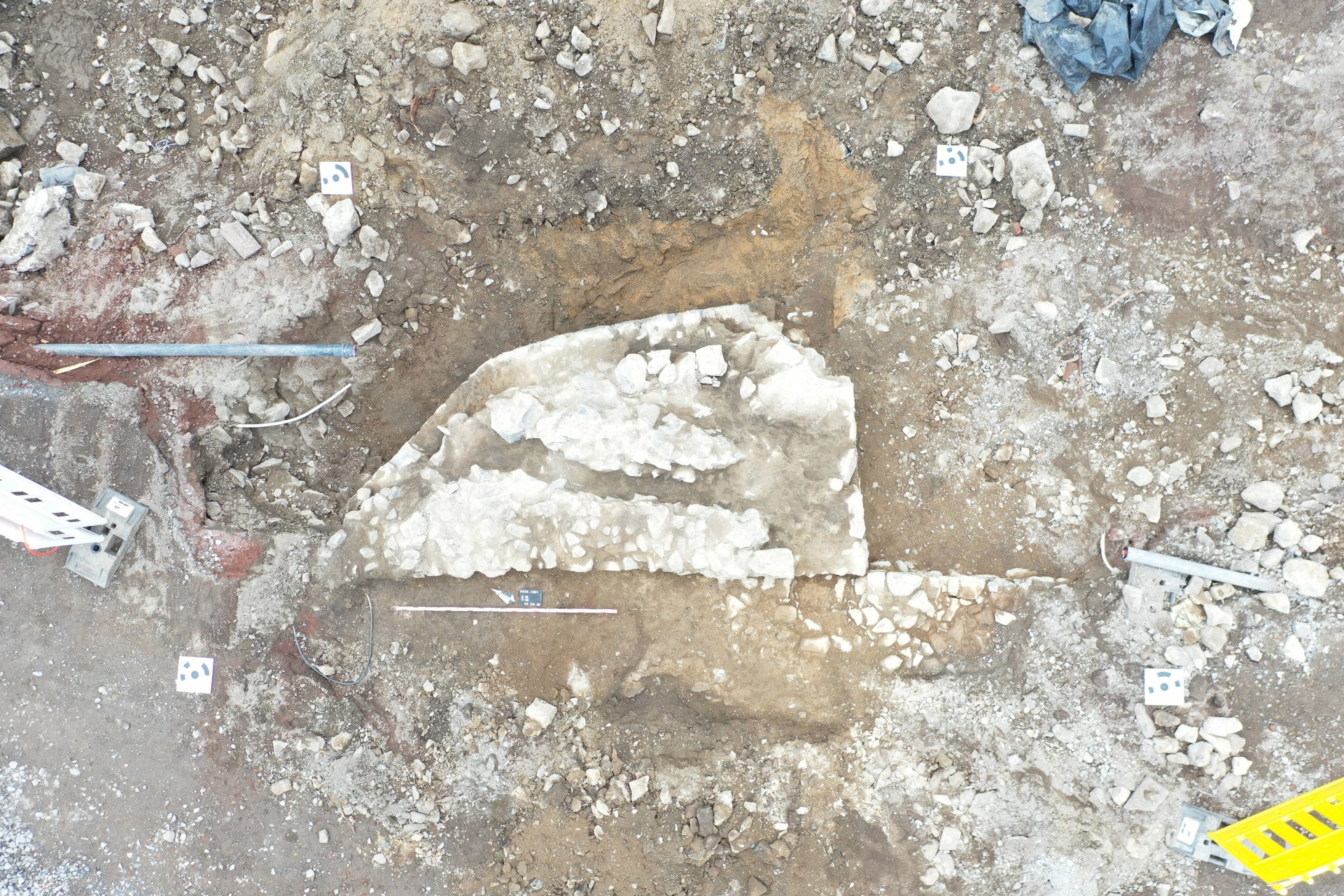 Drohnenaufnahme des Befundes - Halbturm mit anschließender Stadtmauer