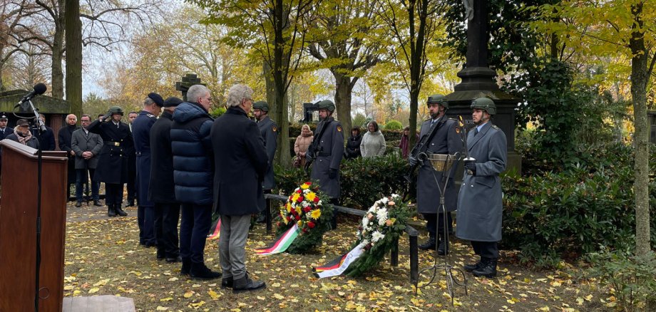 Mit einer Feierstunde wird am 16. November am Hochkreuz auf dem städtischen Friedhof in Mayen den Toten gedacht Viele Personen vor dem Hochkreuz auf dem Friedhof zur Gedenkstunde